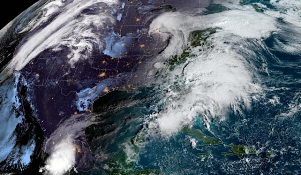 Une tempête record frappe la côte ouest